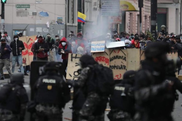 La Policía dispersa con gases lacrimógenos una manifestación de indígenas en Quito