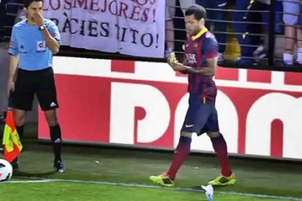 Villarreal veta de por vida al aficionado que arrojó la banana a Alves