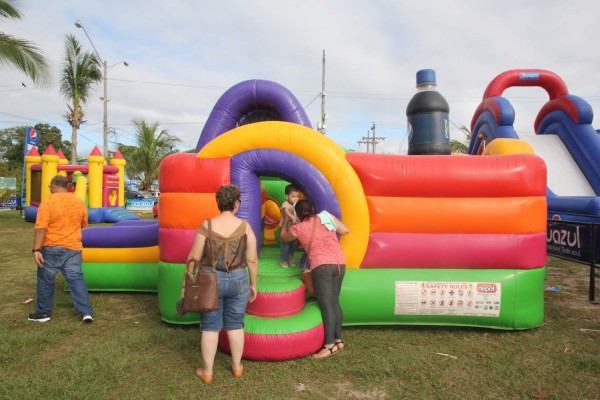 50,000 turistas colman las bellas playas de Tela
