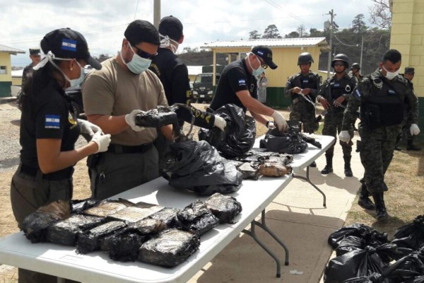 Recuperan 214 kilos de coca de avioneta estrellada en La Mosquitia