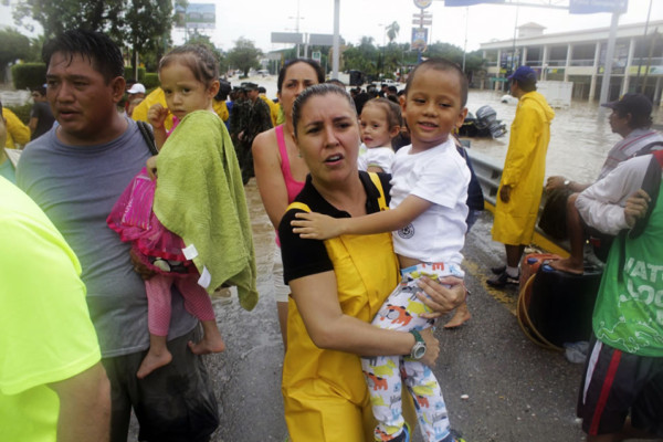 Al menos 40 muertos en México por dos ciclones que se debilitan