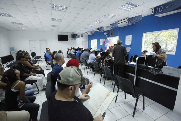 Cien abonados llegan al día a la Enee a hacer arreglos de pago y evitar los cortes