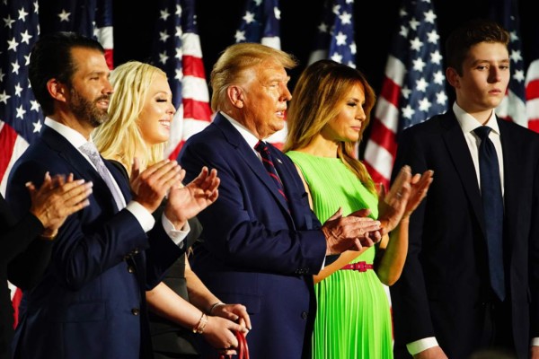 Washington (United States), 27/08/2020.- (L-R) Donald Trump Jr., Tiffany Trump, US President Donald J. Trump, US First Lady Melania Trump and Barron Trump after Trump delivered his acceptance speech on the final night of the Republican National Convention on the South Lawn of the White House in Washington, DC, USA, 27 August 2020. Due to the coronavirus pandemic the Republican Party has moved to a televised format for its convention. (Estados Unidos) EFE/EPA/JIM LO SCALZO
