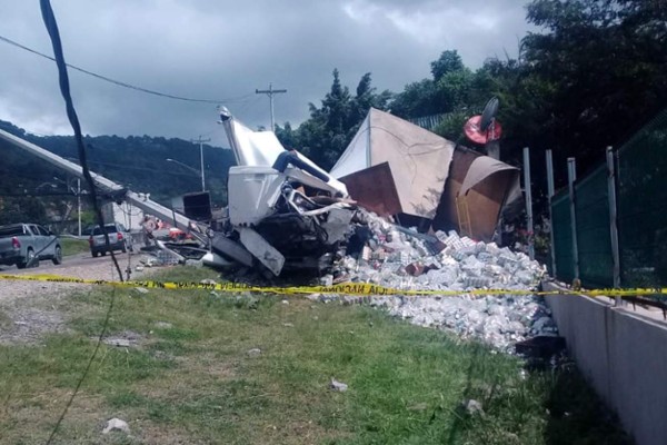 Un camión se salió de la CA-5 y deja un muerto y cuatro heridos en Tegucigalpa