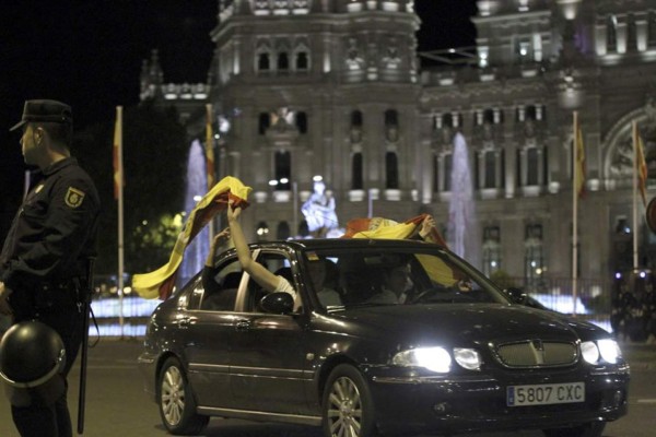 Aficionados del Real Madrid celebran clasificación a la final en La Cibeles