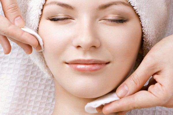 La razón por la que el acné puede atacar a las mujeres después de la adolescencia