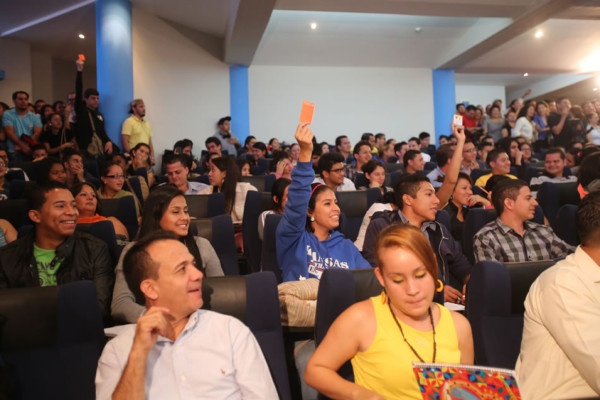 Foro termina en zafarrancho entre Nasralla y Andrés Pavón