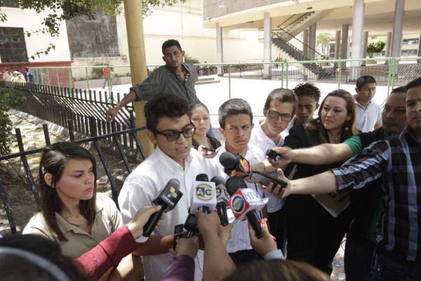 Estudiantes cambian ahora peticiones para seguir las protestas en las calles