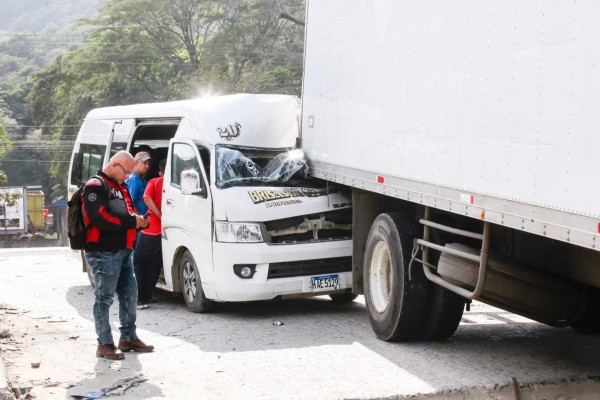 Busito impacta con camión y chofer se salva de milagro