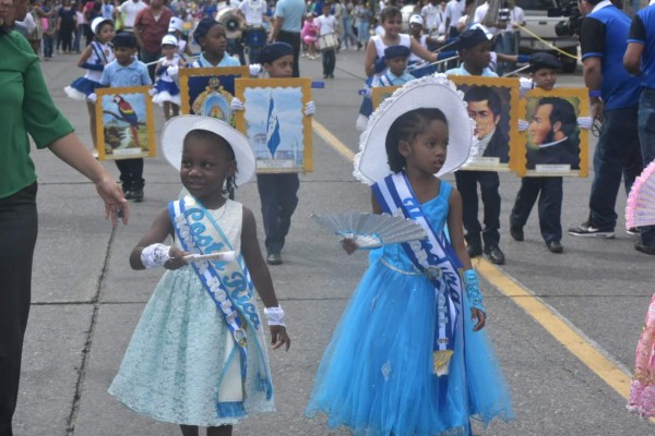 Civismo y colorido en desfiles patrios en Honduras