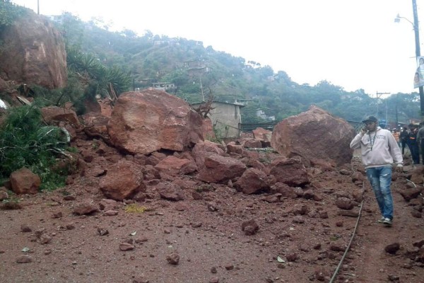 Gigantescas piedras caen de cerro y aplastan un vehículo en Tegucigalpa