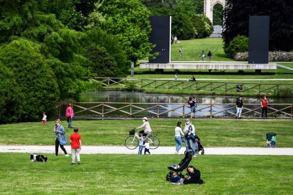 Cafés, helados y niños en los parques: Italia vuelve a la 'normalidad'