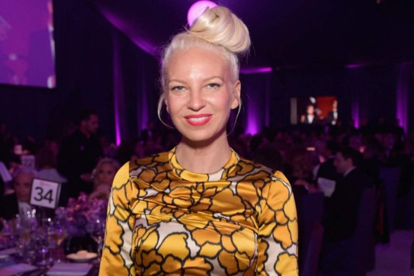 Sia se convierte en abuela a sus 44 años
