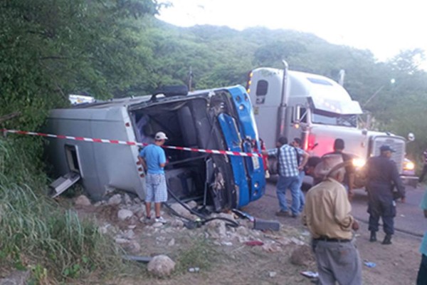 Vuelco de bus interurbano deja un muerto y unos 27 heridos en el sur de Honduras