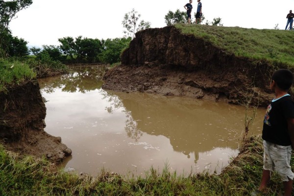 Familias de La Lima llevan cinco días a la intemperie