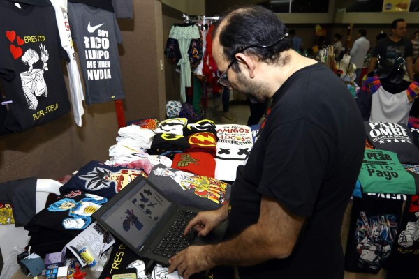 Convierten la cartulina en réplicas de héroes infantiles