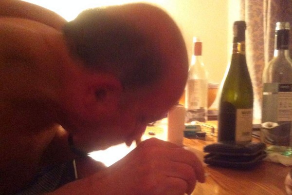 El periódico británico 'The Sun' publica hoy fotografías del lord británico John Sewel fumando con sujetador naranja y chaqueta de cuero negra, tras revelar el domingo imágenes en las que aparentemente esnifaba cocaína del pecho de una prostituta.