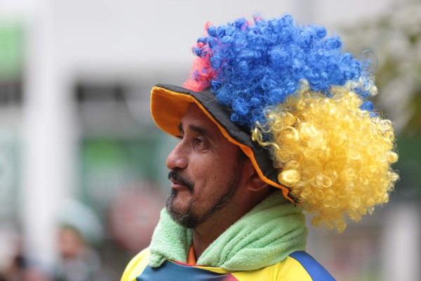 Con réplica de Copa del Mundo, hinchas de Ecuador custodian a su Tri