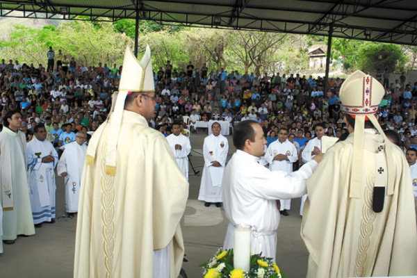 Cardenal pide orar por los sacerdotes