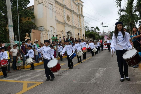 Niños de La Ceiba y Santa Bárbara hacen patria con desfiles