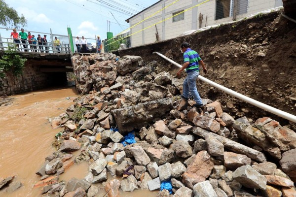 Presidente Hernández llama a estar alertas por las fuertes lluvias