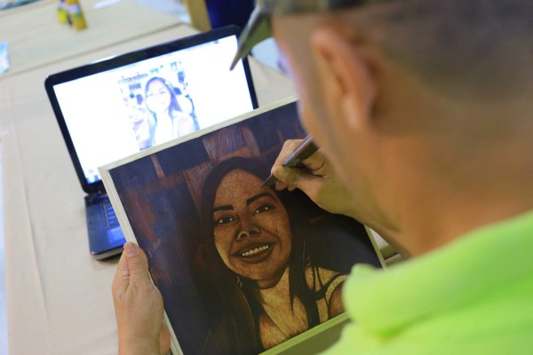 Isaac hace arte con el filo de una navaja y un pedazo de madera