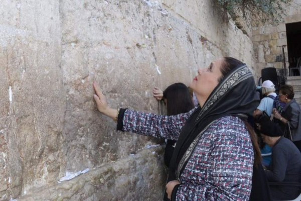 Juan Orlando Hernández ora por Honduras en el Muro de los Lamentos