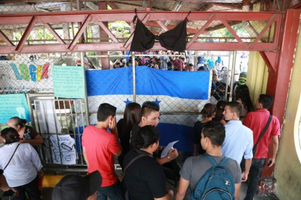 Los alumnos que mantienen la huelga en la Unah-vs decidieron mantener los portones cerrados. Varios estudiantes llegaron esperando que se abrieran las instalaciones.
