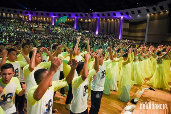 Más de 15,000 personas recibieron el 2016 en la iglesia Ebenezer