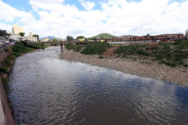 Encuentran cadáver de hombre que cayó ebrio a quebrada en Tegucigalpa