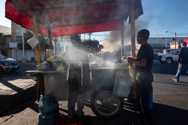 Joven hondureño trabaja en puesto de tacos mientras espera cruzar la frontera