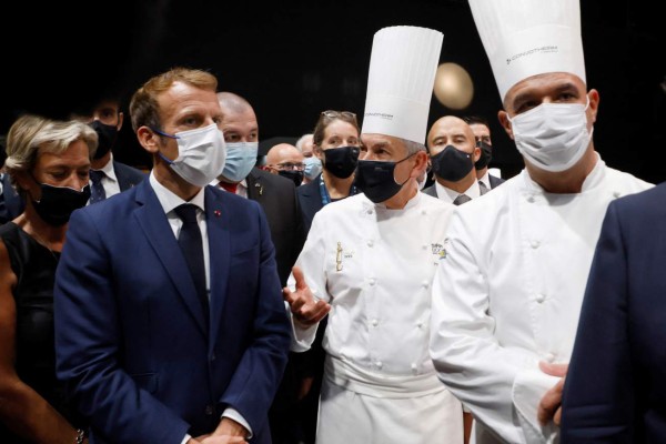 Lanzan huevos a Macron durante visita a un salón de gastronomía en Lyon
