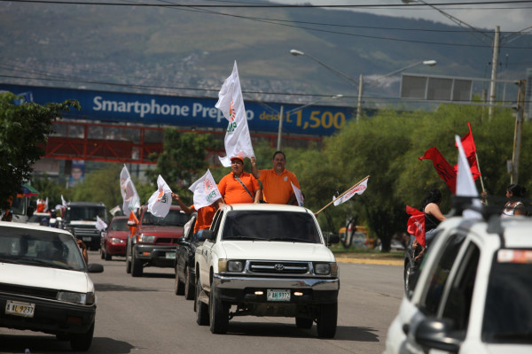 Pinu recorre en caravana la capital de Honduras