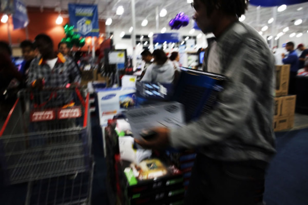 Filas de hasta 15 mil personas en tiendas por Black Friday