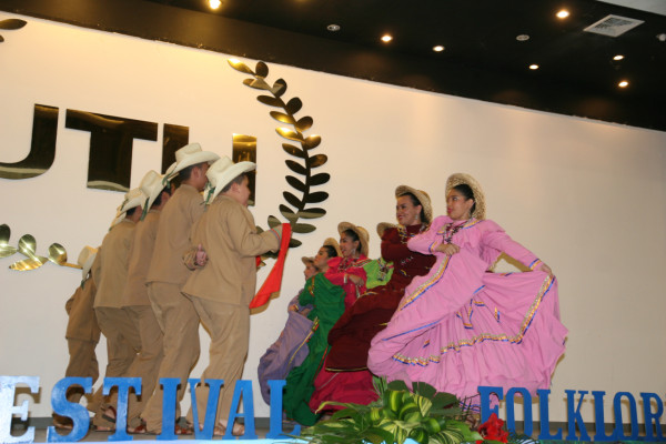 Alumnos de escuelas bilingües se lucen en Festival