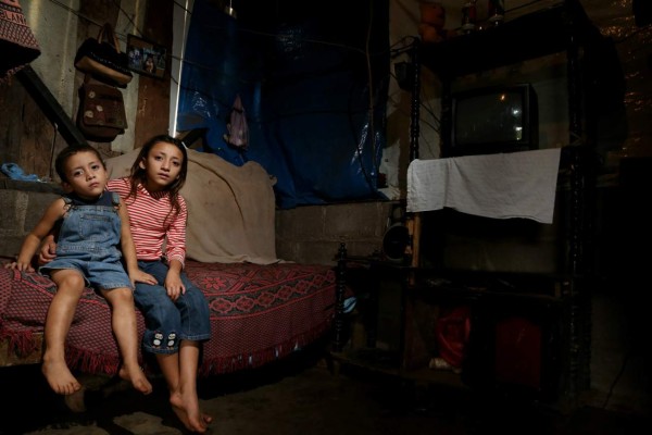 En casa de cartón crecen los trillizos de San Pedro Sula