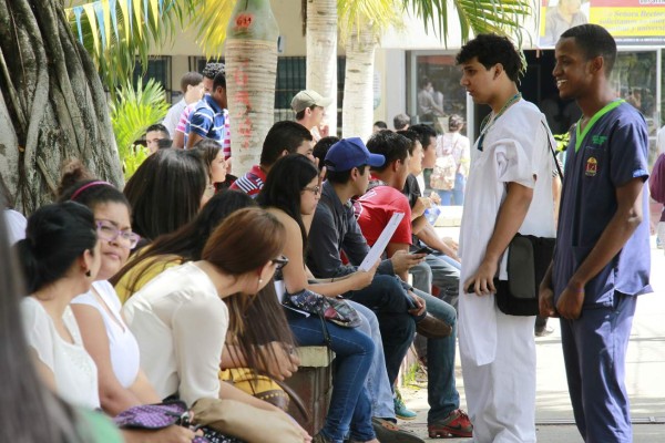 Unos 2,900 buscan cupo este mes en la Unah-vs