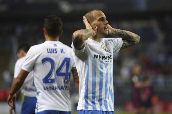 GRA485. MÁLAGA. 08/04/2017. El delantero del Sevilla Sandro Ramírez celebra el primer gol ante el del FC Barcelona, durante el partido de la jornada trigésima primera de Liga en Primera División que ambos equipos juegan esta noche en el estadio de La Rosaleda, en Málaga. EFE/Daniel Pérez