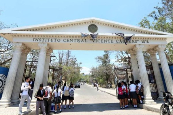 Alumnos del Instituto Central protestan por aumento a la tarifa del transporte