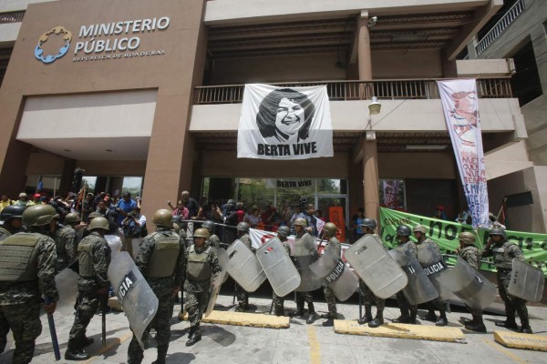 Indígenas del Copinh lanzan piedras a edificio del Ministerio Público