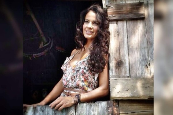 Belleza venezolana cautiva a Ricardo Arjona en Roatán