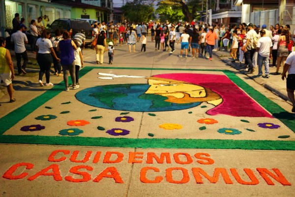 Plasman el fervor, la fe y convivencia en las alfombras de Barandillas