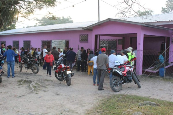 Habitantes de La Ceiba y Olanchito acuden a los centros de votación  