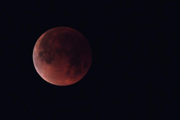 El eclipse lunar más largo del siglo llega con compañía este viernes