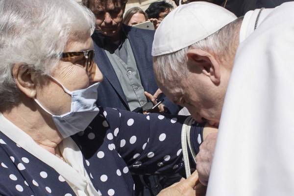 El papa Francisco besa el tatuaje de una anciana superviviente del Holocausto