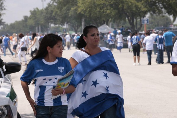Apoyo incondicional de la afición hondureña a la Bicolor en Miami