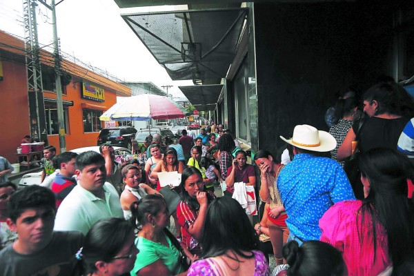 Caos en oficinas de Migración por suspensión de pasaportes en San Pedro Sula