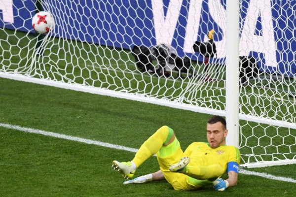 Russia's goalkeeper Igor Akinfeev reacts after failing to stop a goal scored by Portugal's forward Cristiano Ronaldo (unseen) during the 2017 Confederations Cup group A football match between Russia and Portugal at the Spartak Stadium in Moscow on June 21, 2017. / AFP PHOTO / Yuri KADOBNOV