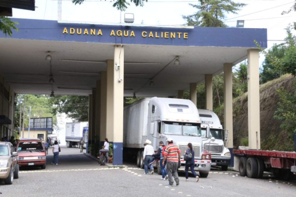 Denuncian atrasos en aduanas