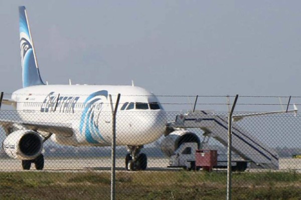 'Humo a bordo' en el A320 de EgyptAir antes de caer al Mediterráneo